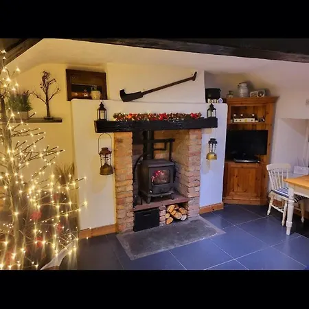 بيت للعطل Eddie's Thatched Roadside كارندوناه