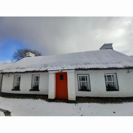 Eddie's Thatched Roadside Holiday home Carndonagh