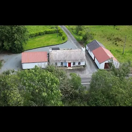 Eddie's Thatched Roadside Semesterbostad